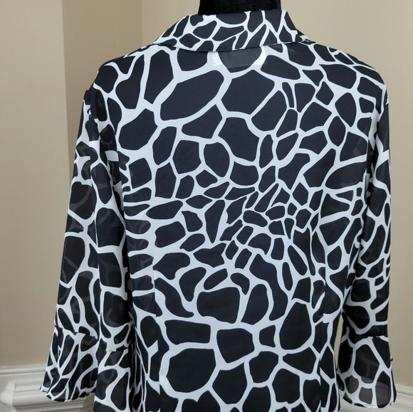 Kathy Che Animal print Button down top - Picture 3 of 12